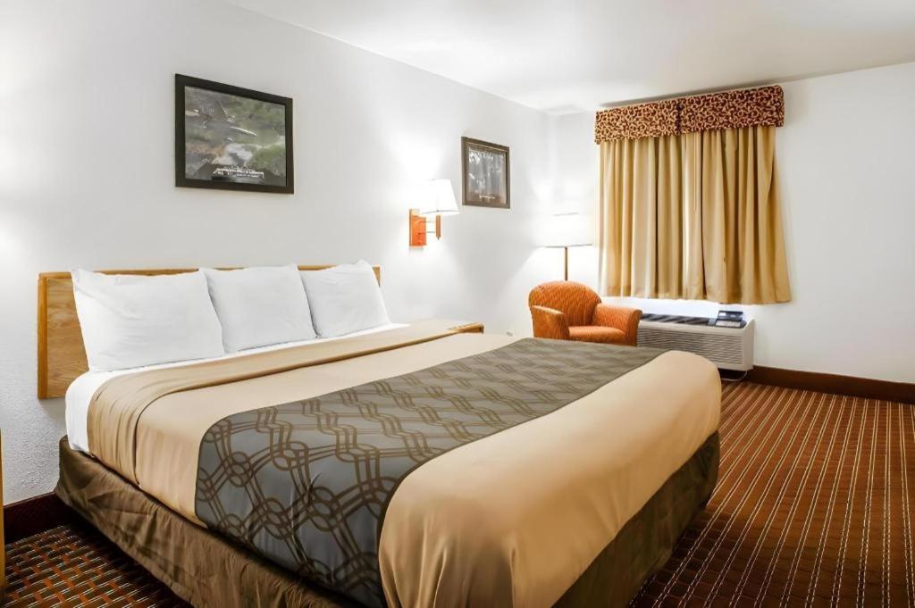 סדליה Econo Lodge Truman Inn מראה חיצוני תמונה