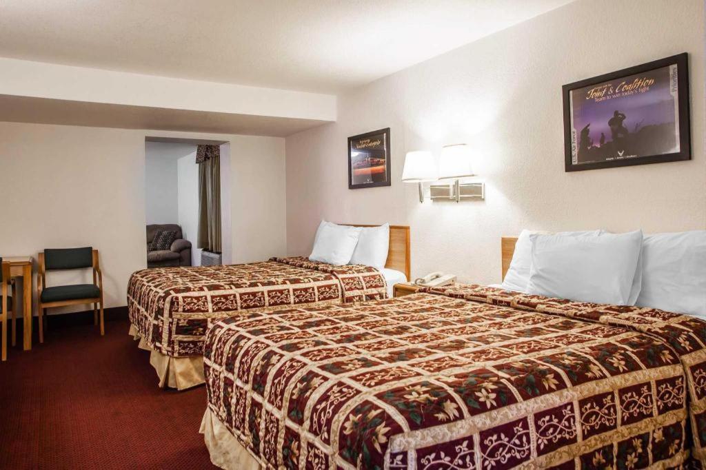 סדליה Econo Lodge Truman Inn מראה חיצוני תמונה