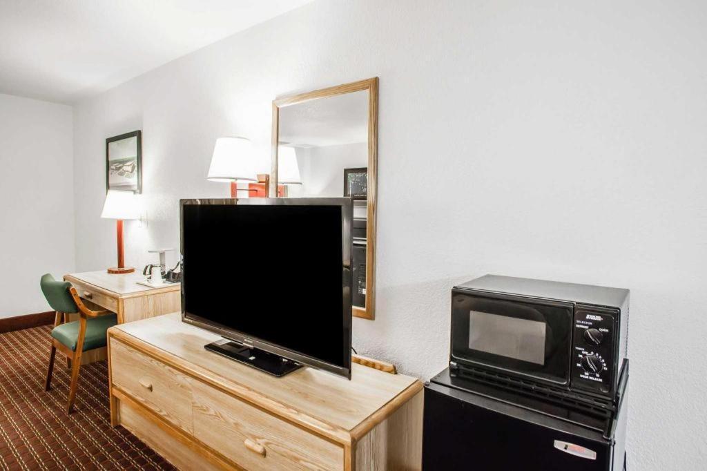 סדליה Econo Lodge Truman Inn מראה חיצוני תמונה