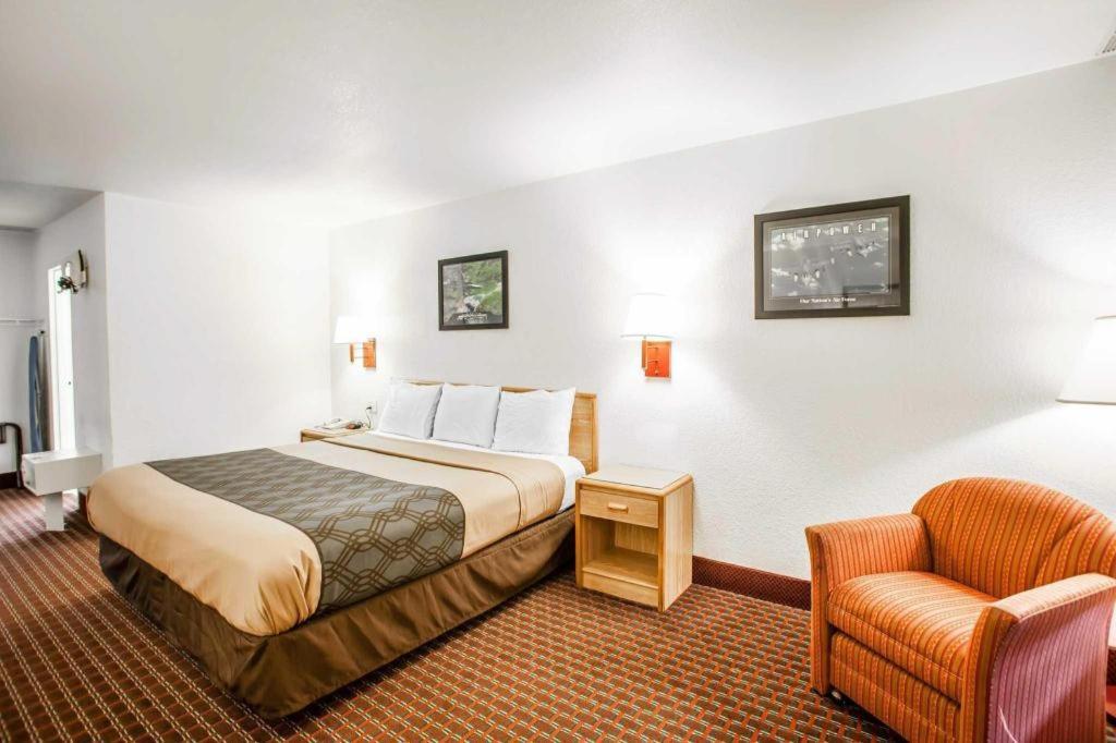סדליה Econo Lodge Truman Inn מראה חיצוני תמונה