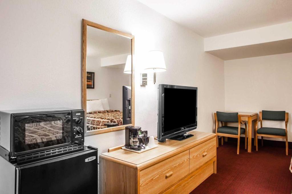 סדליה Econo Lodge Truman Inn מראה חיצוני תמונה