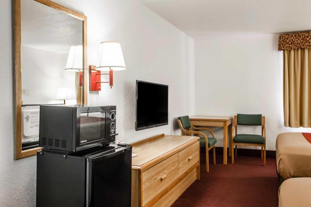 סדליה Econo Lodge Truman Inn מראה חיצוני תמונה