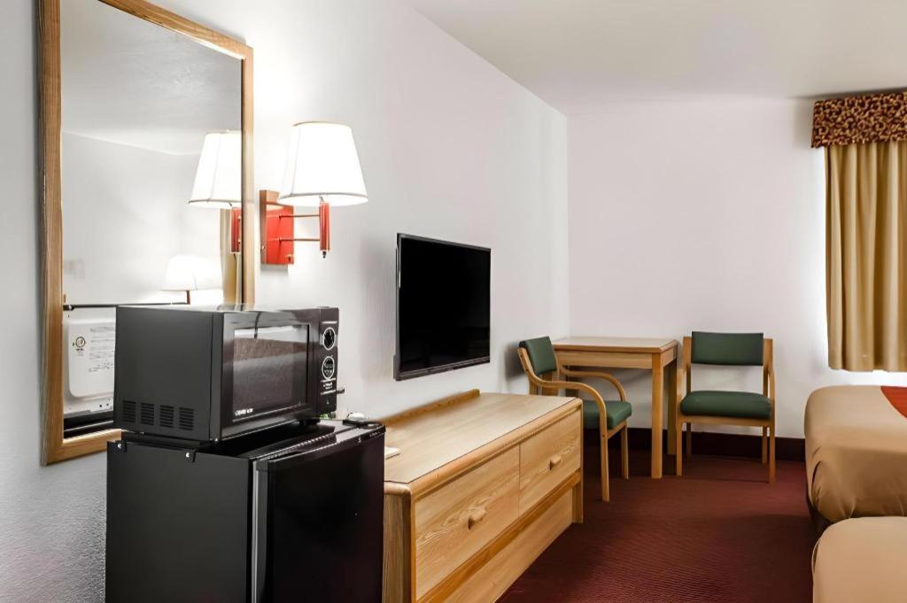 סדליה Econo Lodge Truman Inn מראה חיצוני תמונה