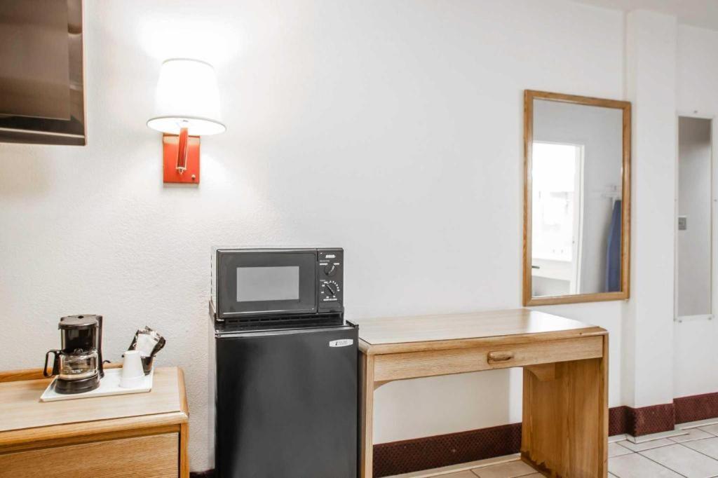 סדליה Econo Lodge Truman Inn מראה חיצוני תמונה