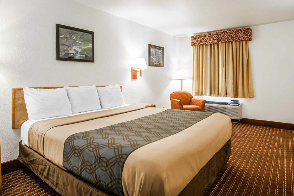 סדליה Econo Lodge Truman Inn מראה חיצוני תמונה