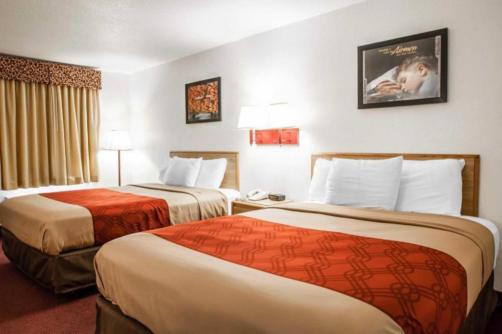 סדליה Econo Lodge Truman Inn מראה חיצוני תמונה