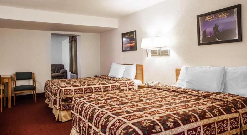 סדליה Econo Lodge Truman Inn מראה חיצוני תמונה