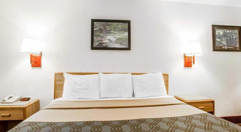 סדליה Econo Lodge Truman Inn מראה חיצוני תמונה