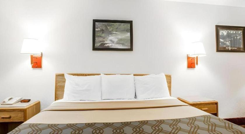 סדליה Econo Lodge Truman Inn מראה חיצוני תמונה