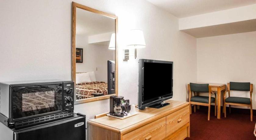 סדליה Econo Lodge Truman Inn מראה חיצוני תמונה